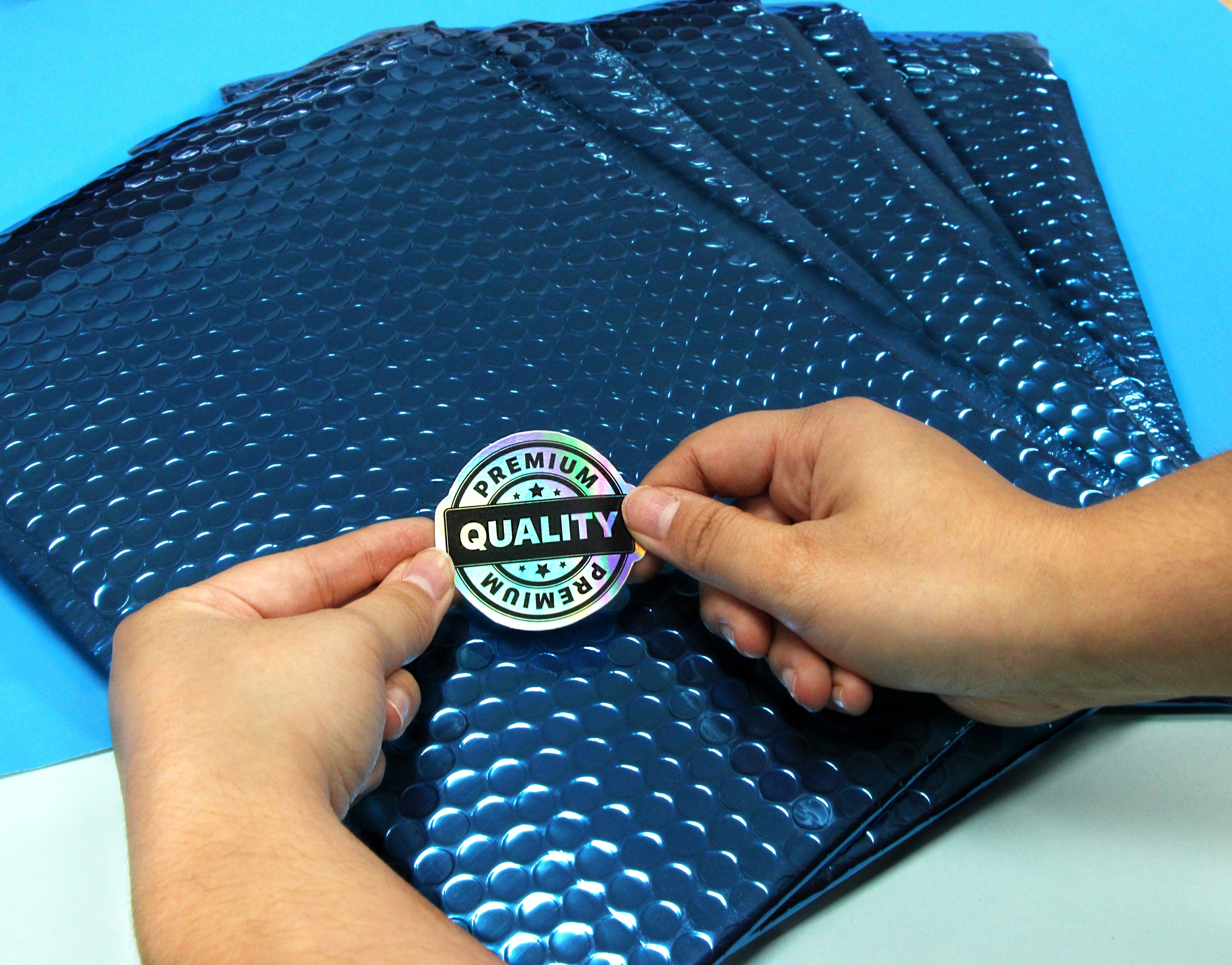 sticker holografico pegado en sobre azul